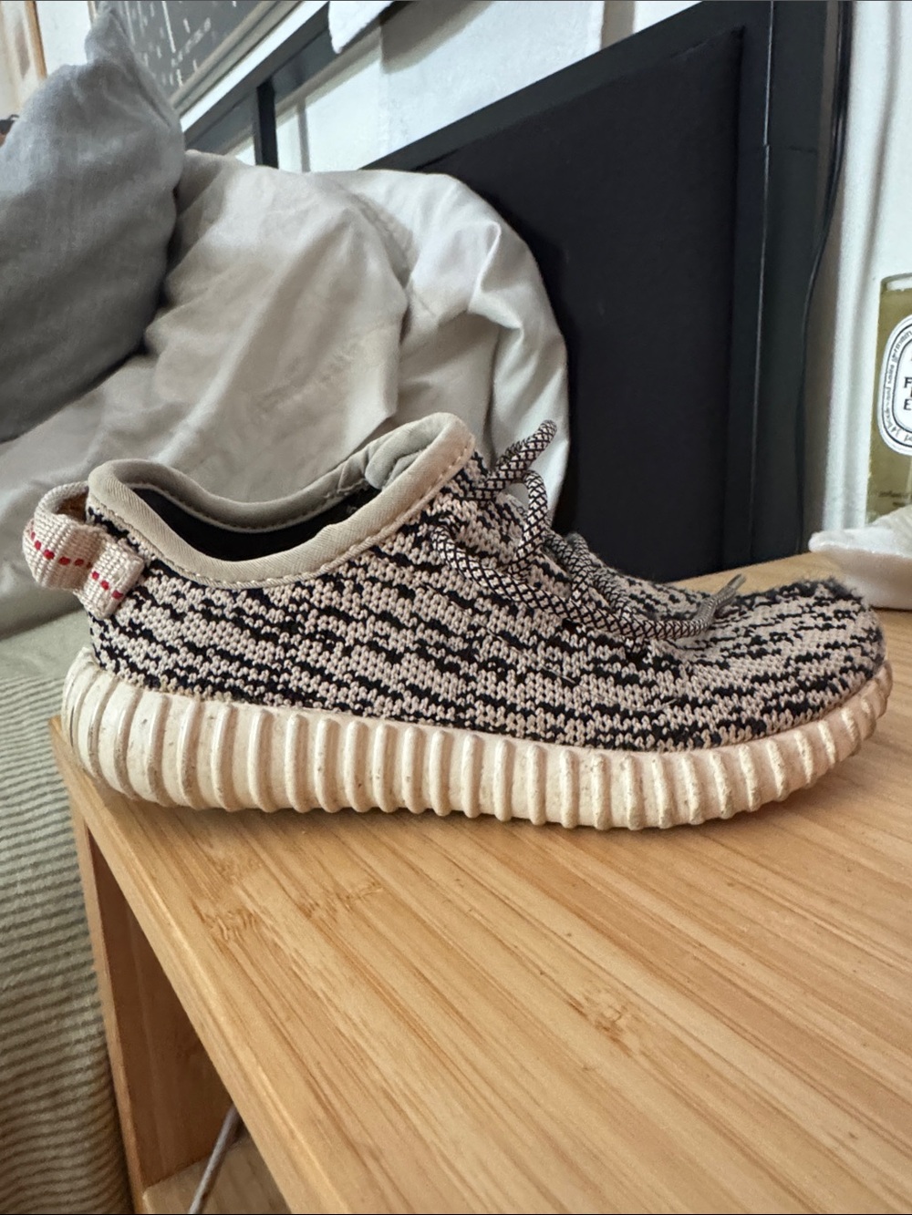 Kids Yeezy Sneakers - Knitted Low-Top Sneaker in Cream and Black